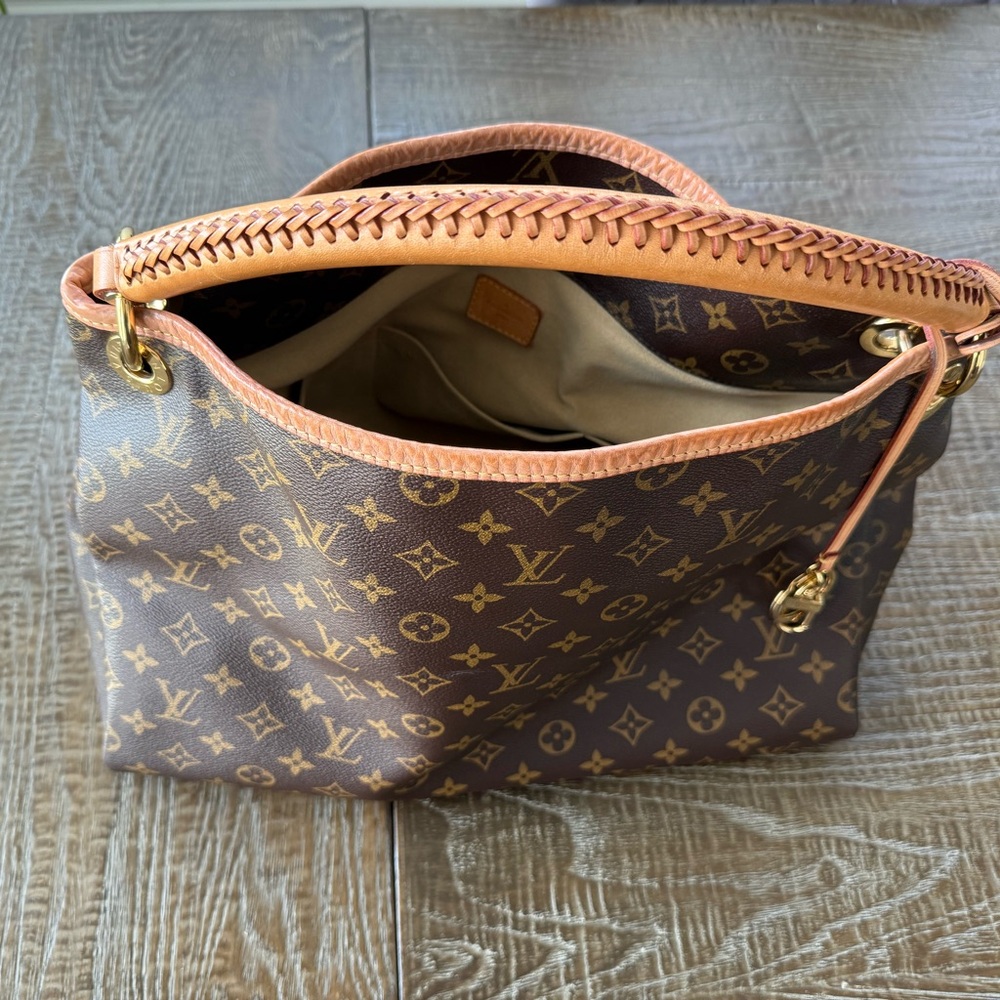 Louis Vuitton Artsy Monogram Handbag